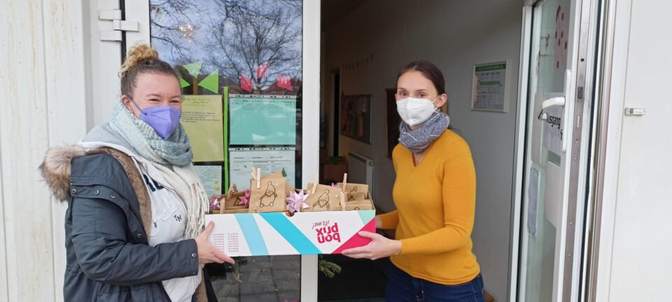 Frau Poch übernahm dankend das Paket